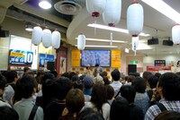 会場にはイベントスペースいっぱいのファンが駆けつけた。「毎回多すぎることもなく、少なすぎず、ちょうどいい人数ですね」とやつい。