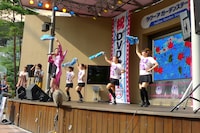 ステージで熱唱する50TA。