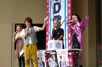 DVD購入者を対象にしたチェキ撮影会抽選会の様子。
