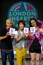 DVD「ロンドンハーツ」をPRするロンドンブーツ1号2号と50TAこと狩野英孝。