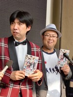 DVDでは小学生になぞかけを教えるコーナーも収録。ねづっちは「上手くできるようになる子もいれば、首をひねりっぱなしの子もいた。教師の気持ちがわかりました」と感想を語った。