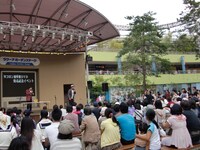 「即興なぞかけ」のコーナーでは、自らDVDを購入した小泉一成成田市長が参加していることが判明。小泉市長は、市川海老蔵夫妻が7月に成田山新勝寺で結婚奉告参詣をした際、なぞかけで祝福したことが話題に。お題の「成田空港」を見事に整えたねづっちに、市長もOKサインで応えた。