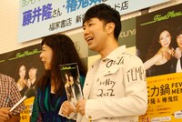 報道陣から女芸人仲間の結婚ラッシュに触れられた鬼奴は「モテないです」と発言。現在の彼氏いない歴についても「8年殺しです」と独特の表現で告白した。