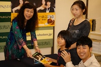 サイン会で親子連れのファンと触れ合う2人。