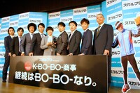 「中間報告会＆新CM発表会」に出席した「K-BO-BO-商事」“社員”一同。間寛平もパネルで参加。