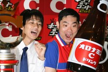 喜びの表情を浮かべるキングオブコメディ。