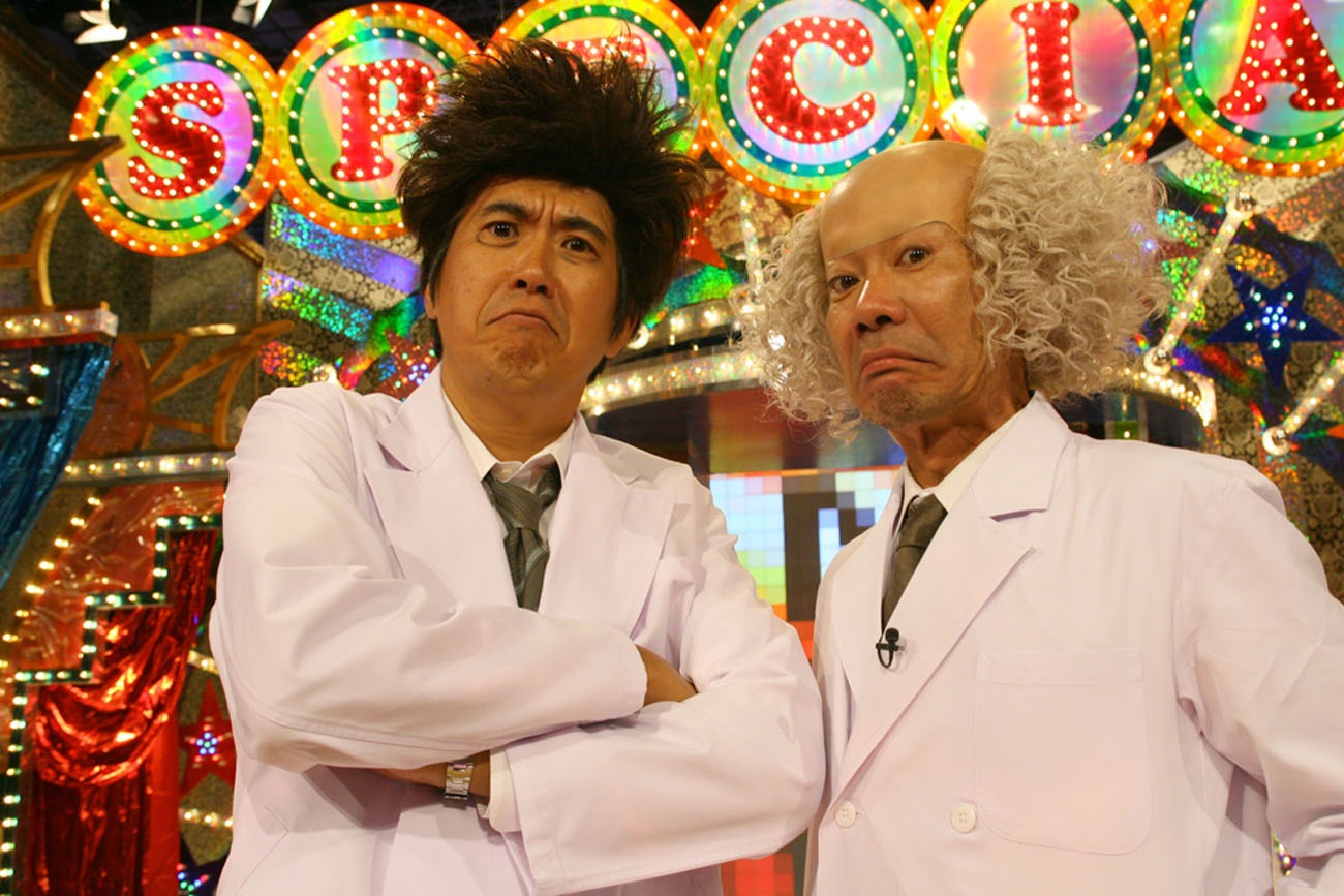 「博士と助手～細かすぎて伝わらないモノマネ選手権」のDVDを発売するとんねるず。