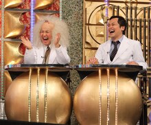 関根勤と「落下スイッチ操作係」のくりぃむしちゅー有田（左から）。