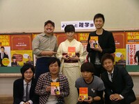 「よしもと雑学部」部員たち。左上は料理研究家ケンタロウに扮したレイザーラモンRG。(c)吉本興業