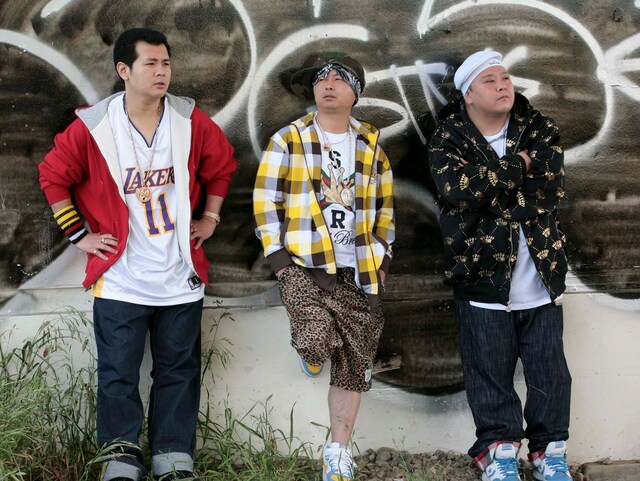 ヒップホップグループ・祭日和。左からMCの婿養子（ザ・パンチ・パンチ浜崎）、ボーカルのテツ兄（次長課長・河本）、DJ KAMIKAZE（ジューシーズ赤羽）。