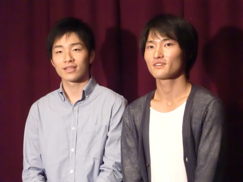 「ジャルジャル 1st PHOTO BOOK ～IN LONDON FROM JAPAN～」表紙（帯なし）。