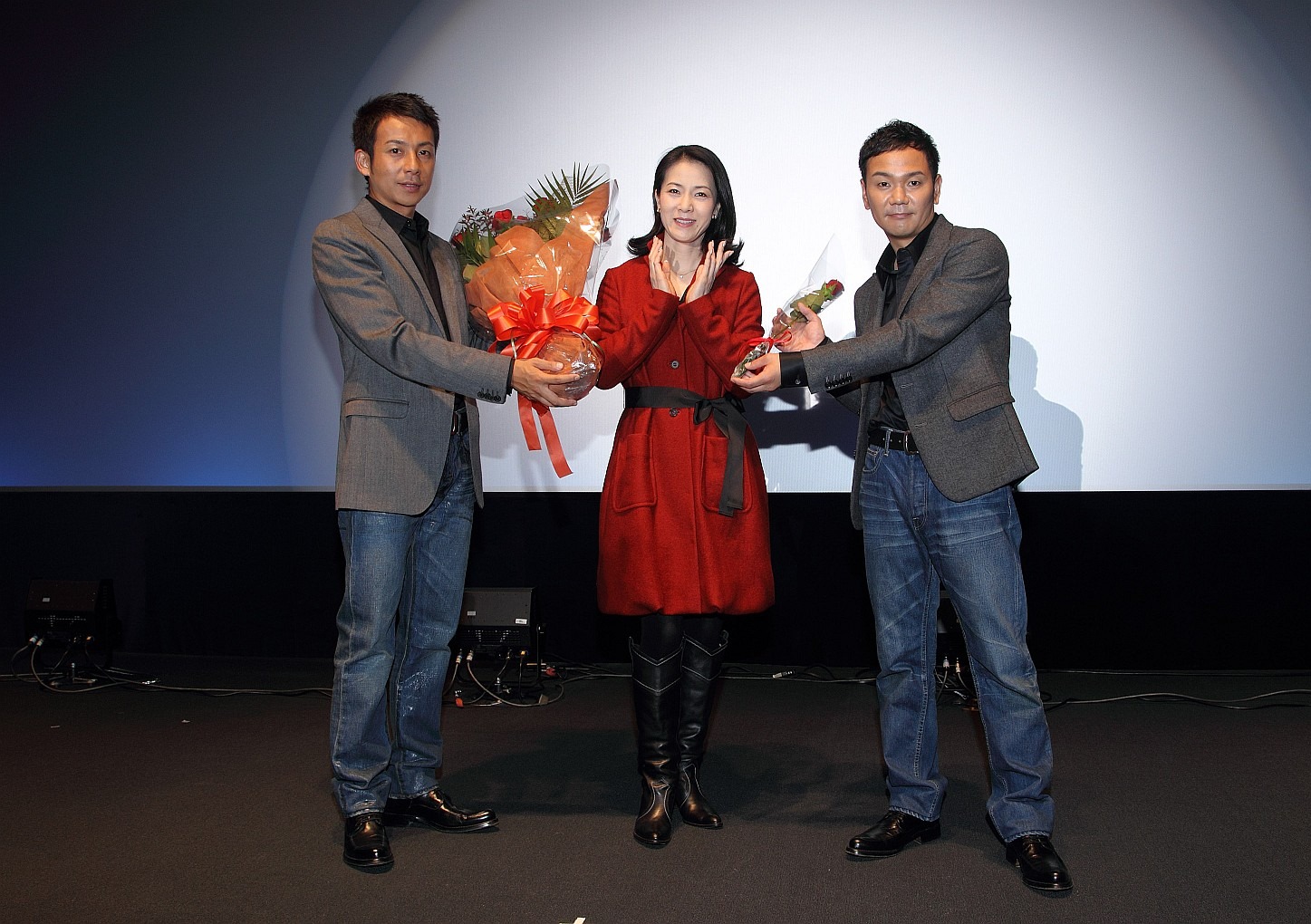 新曲発売イベントで坂本冬美に花束を渡す坪倉と谷田部。