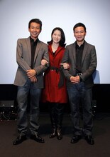 坂本冬美の新曲「ずっとあなたが好きでした」PVに出演した我が家・坪倉、坂本冬美、我が家・谷田部（左から）。