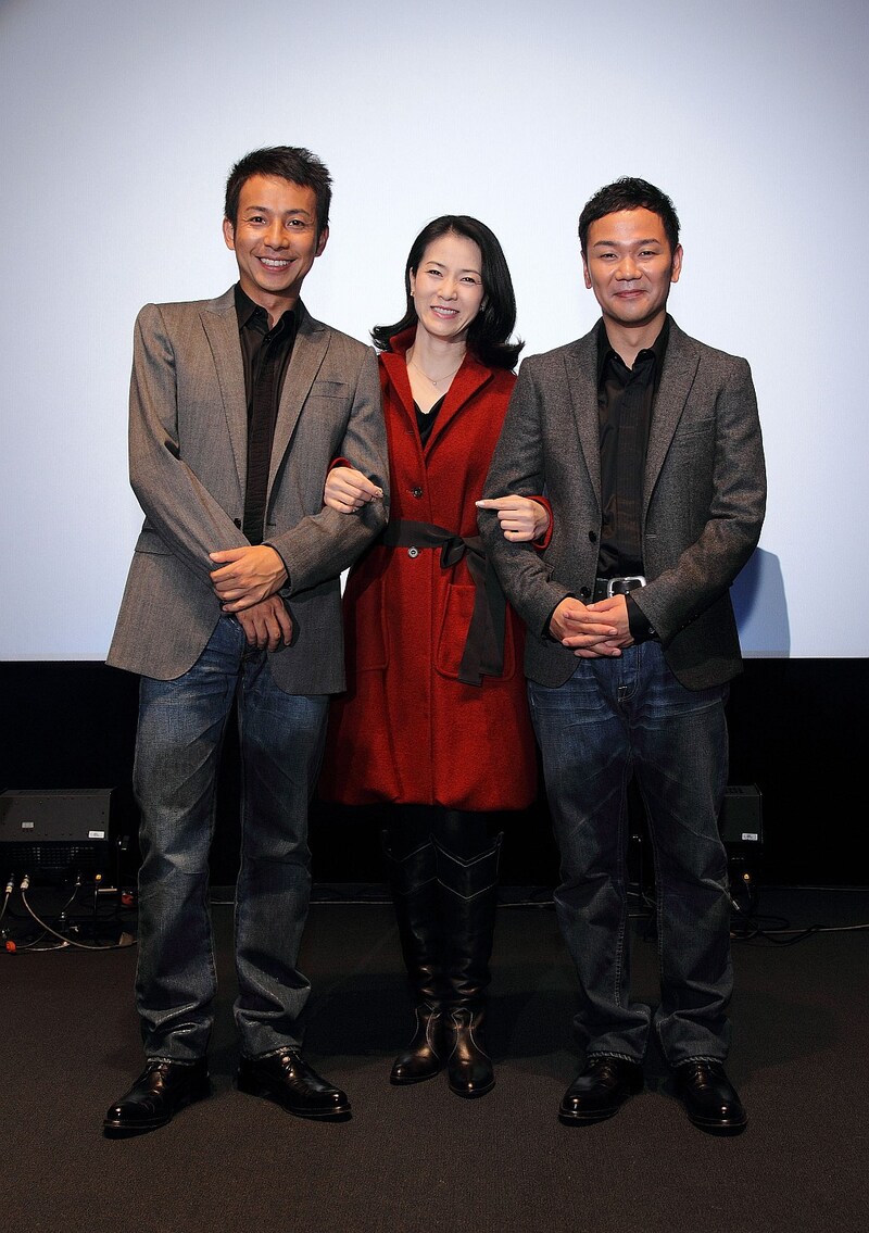 坂本冬美の新曲「ずっとあなたが好きでした」PVに出演した我が家・坪倉、坂本冬美、我が家・谷田部（左から）。