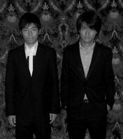 「ジャルジャル 1st PHOTO BOOK ～IN LONDON FROM JAPAN～」の1枚。