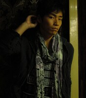 「ジャルジャル 1st PHOTO BOOK ～IN LONDON FROM JAPAN～」の1枚。