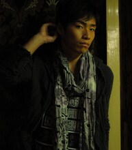 「ジャルジャル 1st PHOTO BOOK ～IN LONDON FROM JAPAN～」の1枚。