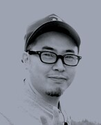 ロケに同行する構成作家のオークラ。