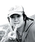 ロケに同行する番組総合演出の椎葉。