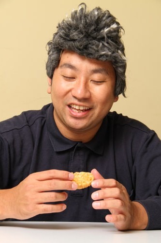 おかきをつまみながらインタビューに答えるえびすさん。終始恐縮しながらも、趣味の話を交えて防犯について語った。(c)河村正和