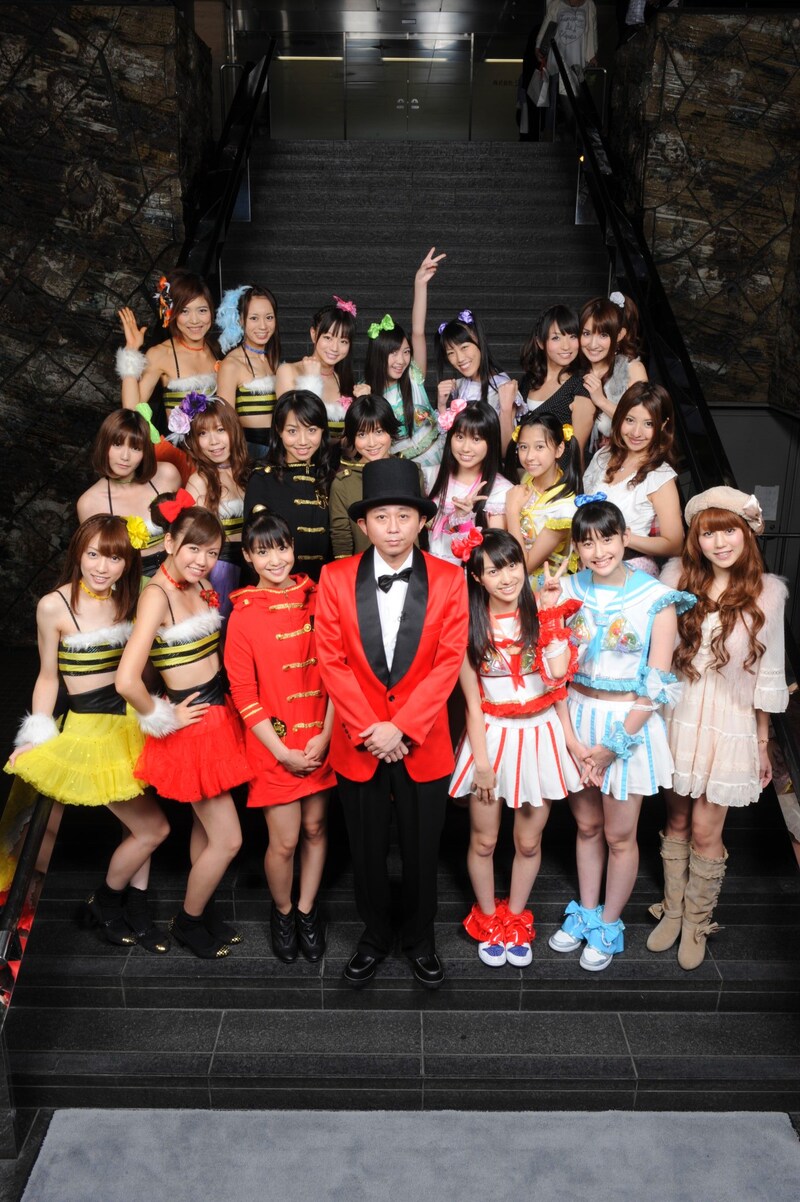 新番組「アイドルちん」MCの有吉弘行と女性アイドル20人。(c)アイドルちん製作委員会