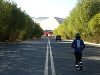 中国を走行中の間寛平。(c)間寛平アースマラソン製作委員会