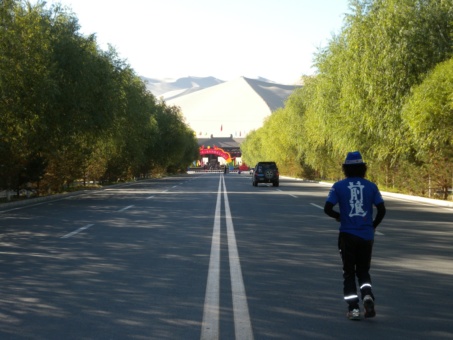 中国を走行中の間寛平。(c)間寛平アースマラソン製作委員会