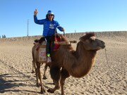 鳴沙山でラクダに乗った寛平。「日本でも乗りたい」と言うほど気に入った様子。(c)間寛平アースマラソン製作委員会