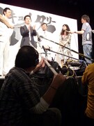 記者会見の様子。