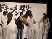 スペシャルゲストとして登場した野見さん。高須監督に花束を贈呈。