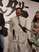 記者会見で多くのマイクを向けられた野見さん。