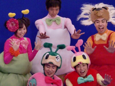 明日10月4日（月）からリニューアルスタートする「おはスタ645」に出演するしずる、大西ライオン、楽しんご♥、タレントの愛実。番組ではアリである彼らムッシーたちの様子をのぞき見することができる。