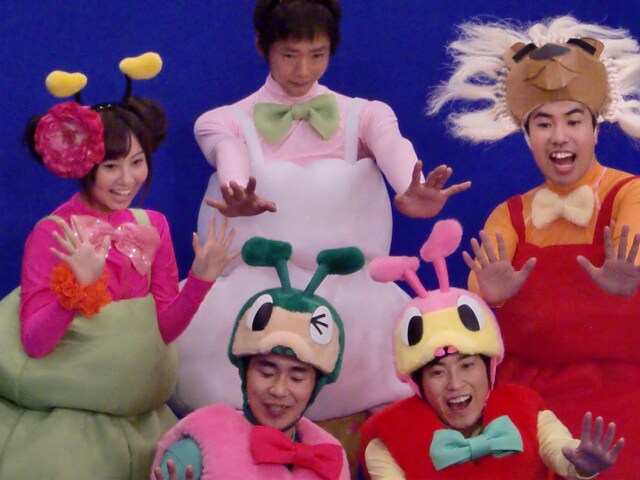 明日10月4日（月）からリニューアルスタートする「おはスタ645」に出演するしずる、大西ライオン、楽しんご♥、タレントの愛実。番組ではアリである彼らムッシーたちの様子をのぞき見することができる。