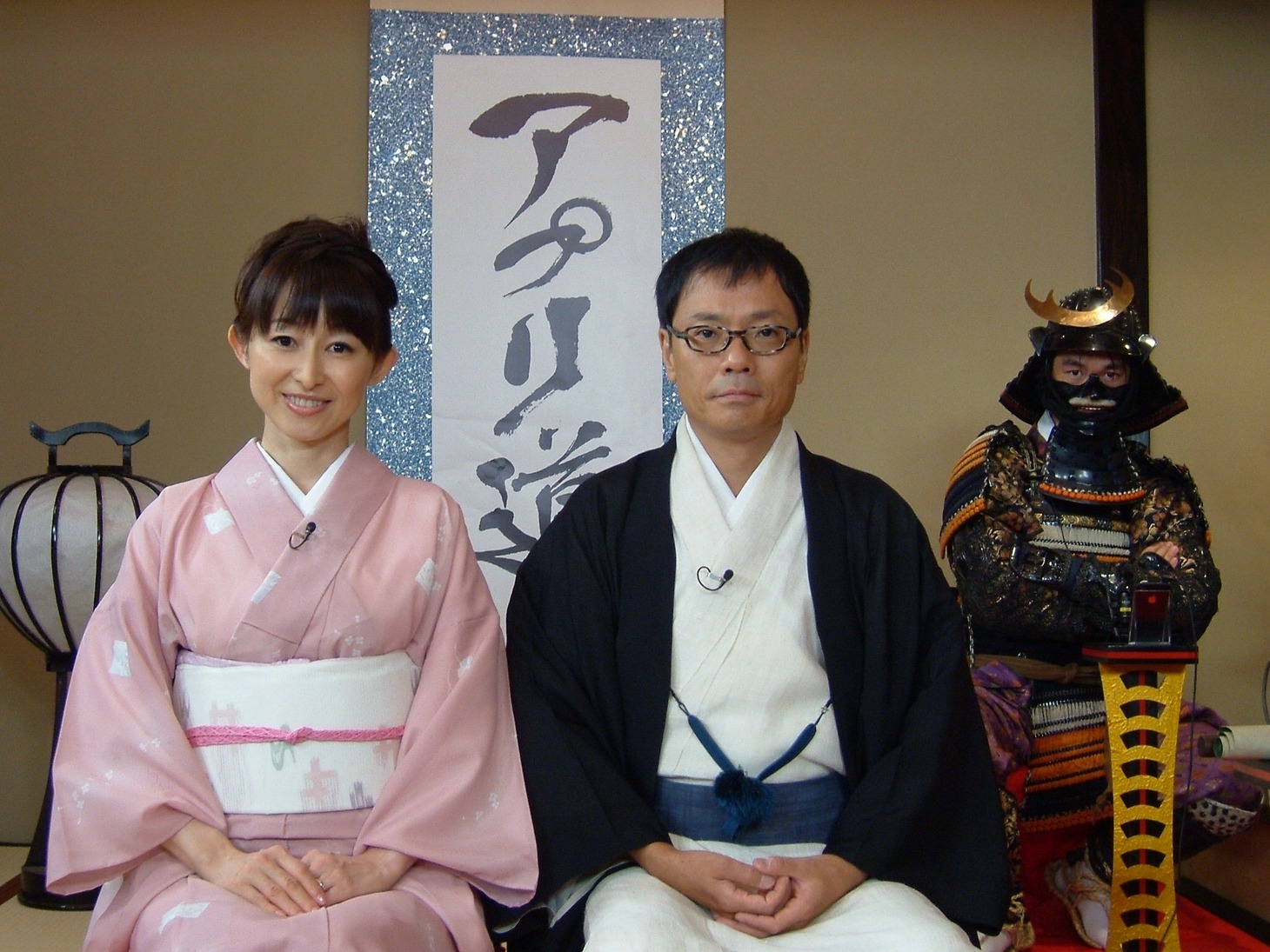 「アプリ道」司会のいとうせいこうとアシスタントの松本志のぶ。(c)NTV