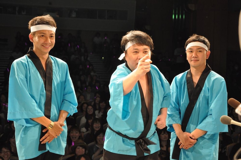 ワタナベエンターテインメントライブ「我が家杉山復活祭」で復帰した我が家・杉山（中央）。