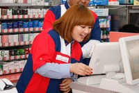 フォトセッションのため、サークルKサンクスの店舗を訪れた柳原。レジの前に立つなり「この画面、懐かしいー！」と自らのバイト時代に思いを馳せていた。