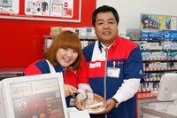 手馴れた動作で胸のネームプレートに一度バーコードリーダーを当てたあと、商品のバーコードを読み込む柳原。