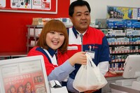 商品を手渡す柳原。