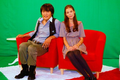 新番組「地球のしゃべり方」MCの千原ジュニアと沙羅マリー（左から）。