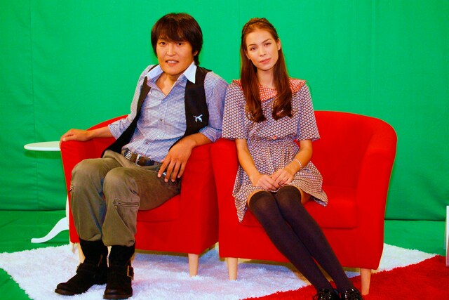 新番組「地球のしゃべり方」MCの千原ジュニアと沙羅マリー（左から）。