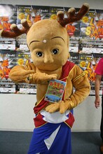 哲夫からせんとくんにDVD「見たら必ず行きたくなる 笑い飯哲夫のお寺案内DVD ～修学旅行でなかなか行けない奈良のお寺編～」　をプレゼント。（c)吉本興業