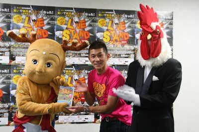 「LIVE STAND 2010 OSAKAせんとくん出演決定会見」に出席したせんとくん、笑い飯哲夫、鳥人。(c)吉本興業