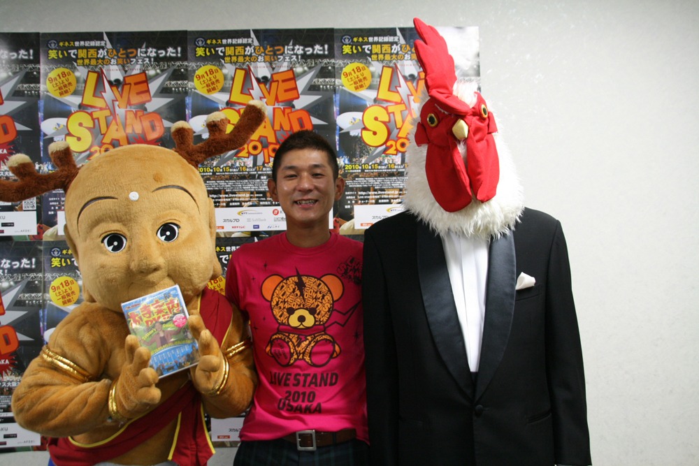 哲夫は「意気込みと言われても、まともに喋れるの僕だけですね（笑）」とコメント。(c)吉本興業