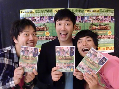 DVD「R-1ぐらんぷり2010 DVDオリジナルセレクション 門外不出の爆笑ネタ集！」発売イベントに参加したあべこうじ、エハラマサヒロ、もう中学生。決勝の舞台裏映像では、当日体調を崩していたというあべの姿も垣間見ることができる。