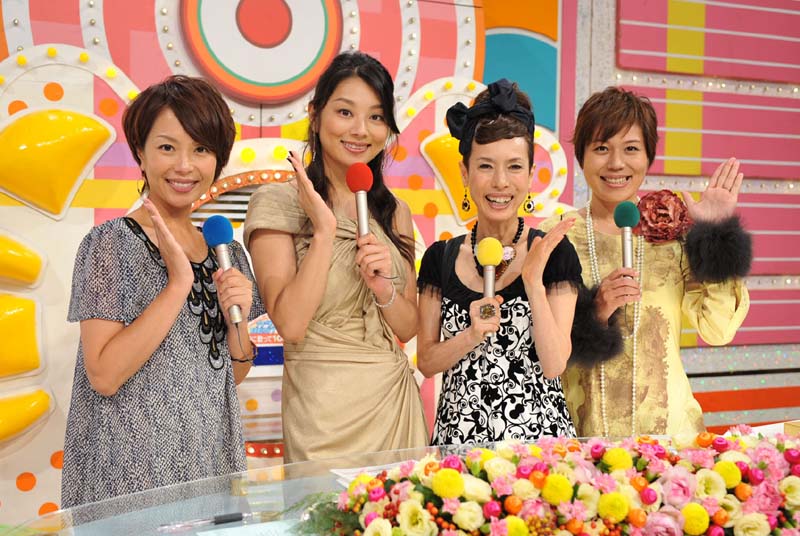 「史上最強のメガヒットカラオケBEST100完璧に歌って1000万円」の司会を務める青木さやか、久本雅美、小池栄子、武内絵美（テレビ朝日アナウンサー）。(c)テレビ朝日