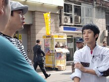 「そもそもなんで教えてくれへんの？」と西田プロデューサーに詰め寄るキングコング西野。「いろいろ考えましたよ。海外連れて行かれるとか」とまだ状況を楽しんでいる様子。