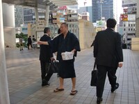 なかなかサラリーマンにティッシュを受け取ってもらえないRG。