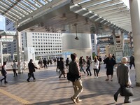 スーツ姿のサラリーマンたちに紛れる市川AB蔵姿のRG。