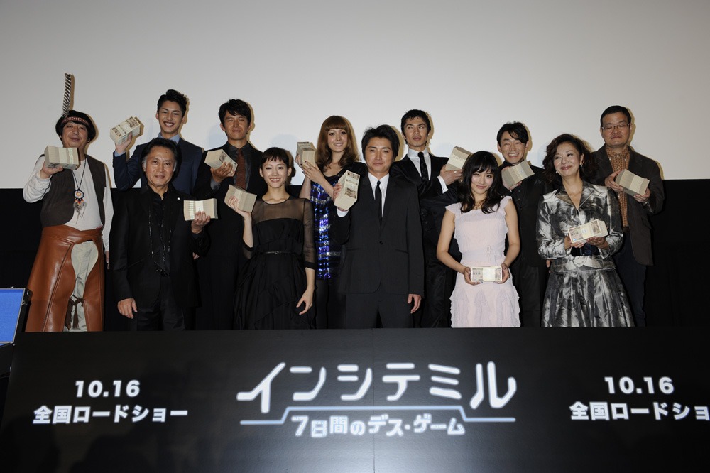 映画「インシテミル 7日間のデス・ゲーム」プレミア試写会にインディアン人形のコスプレで登場したバナナマン日村（左端）。後列右から2人目はアリtoキリギリス石井。