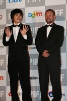 「第15回釜山国際映画祭」に出席したしずる村上純と木村祐一（右から）。(c)吉本興業